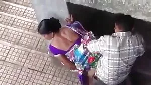 යොවුන් වියේ ගැහැණු ළමයින් ස්නානය කිරීමට හසු විය