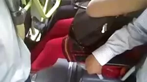 කාන්තාවන් අක්ෂි කාච පළඳිනවා