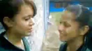 ගැහැණු ළමයා බහු කුකුළන්ගෙන් කම්මුල් ගිල දමයි