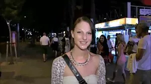 ඔස්ටින් පවර්ස් පියයුරු වෙඩි තබයි
